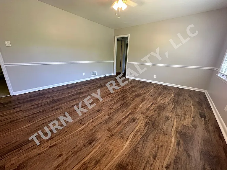 2228 5th St NE — Photo 4