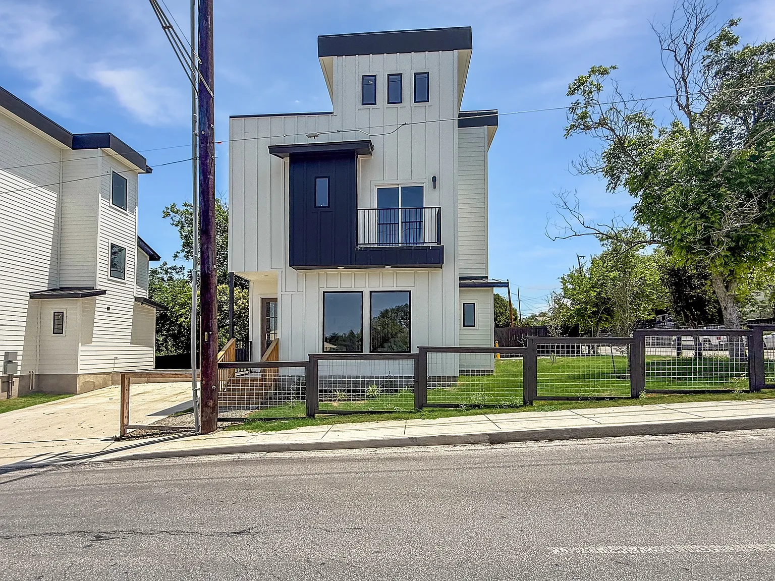 3 bed, 2000 sqft, $2,200 — Photo 1