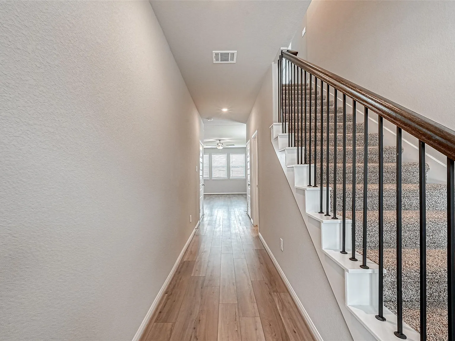 4 bed, 2.5 bath, 2024 sqft, $2,500 — Photo 4