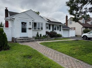 10 Crown St, Hicksville, NY 11801