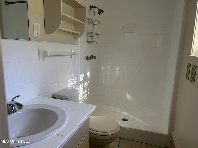 326 Oakhill Cir — Photo 7