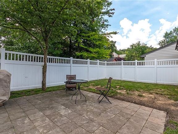 4th image of 384 Laura St