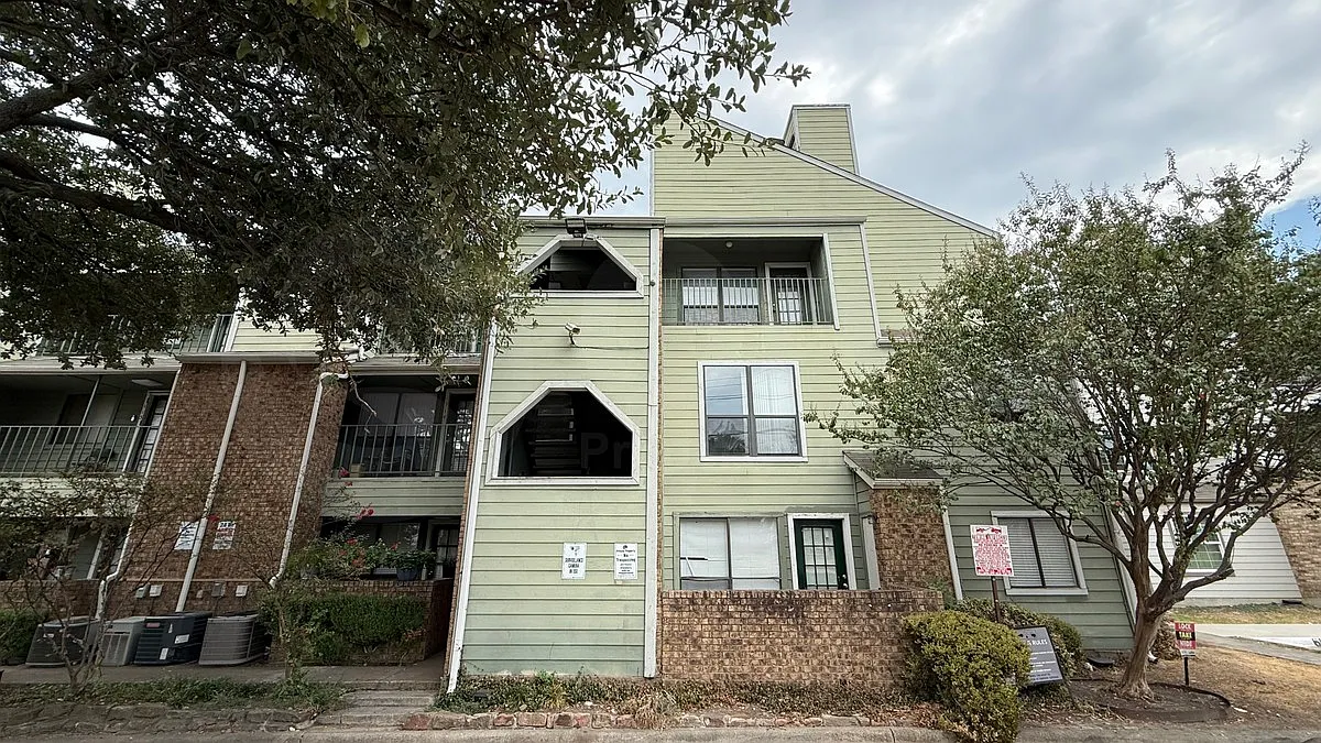2 bed, 1.0 bath, 702 sqft, $950 — Photo 2