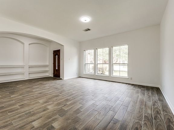 4th image of 19619 Flair Oak
