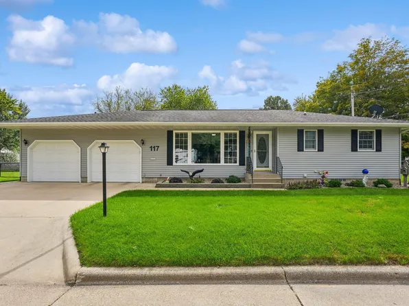 117 Circle Dr, Manchester, IA 52057