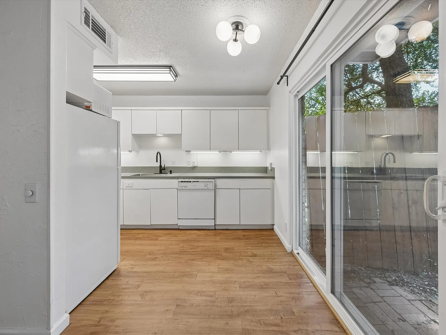 1 bed, 550 sqft, $1,350 — Photo 2