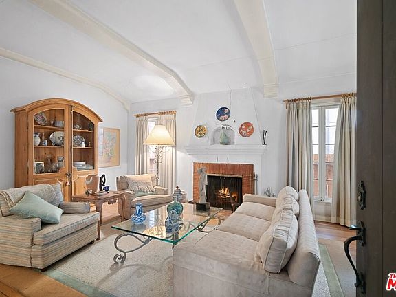 3rd image of 4823 Satsuma Ave