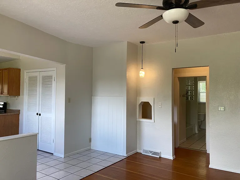 1921 Iris St — Photo 11