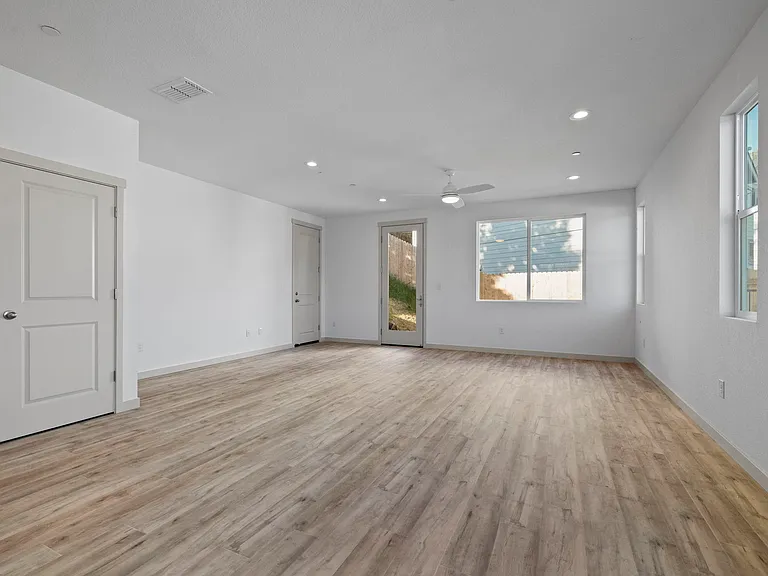 130 Cottage Ct — Photo 6