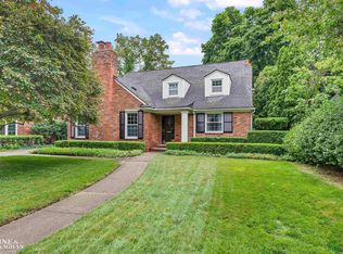 388 Lincoln Rd, Grosse Pointe, MI 48230