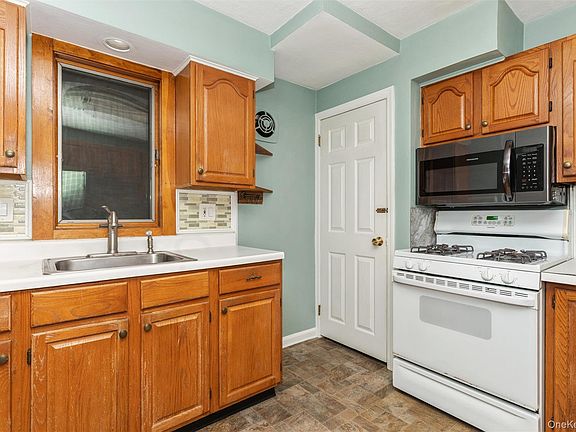2nd image of 1493 New Hyde Park Drive