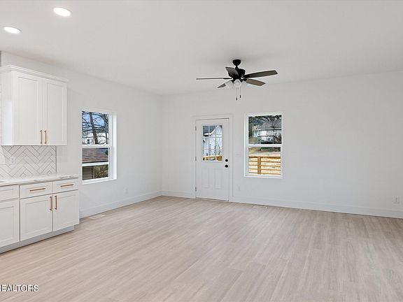 5th image of 2323 E Glenwood Ave