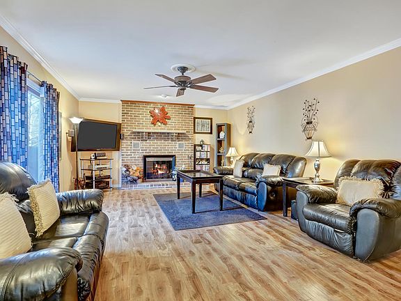 3rd image of 105 Leanne Dr