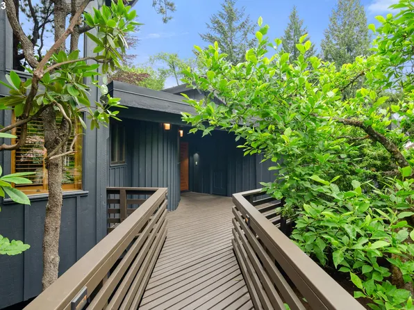2727 SW English Ln, Portland, OR 97201
