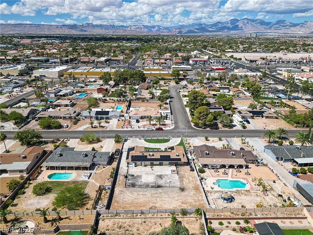 4 bed, 2.0 bath, 2572 sqft, $4,900 — Photo 4