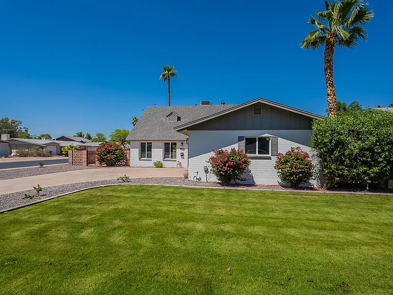 102 E Santa Cruz Dr — Photo 2