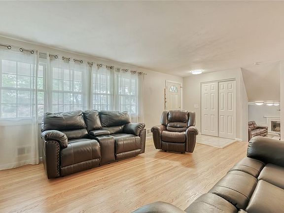 4th image of 25 Harper Dr