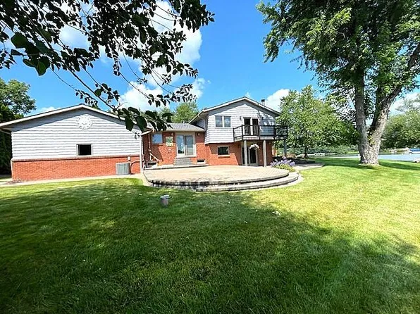 3465 Hilton Bay Ct, Brighton, MI 48114