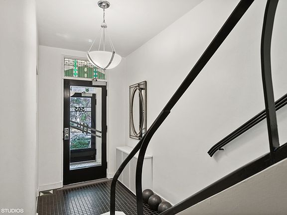 3rd image of 565 W Arlington Pl