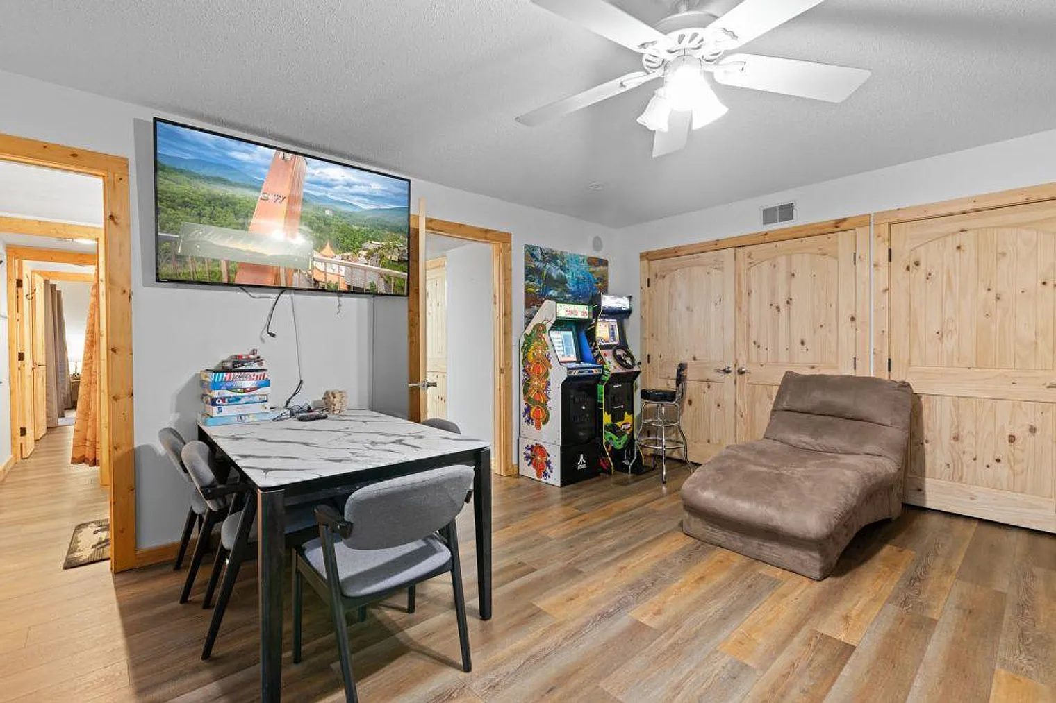 4 bed, 4.0 bath, 2583 sqft, $9,440 — Photo 4