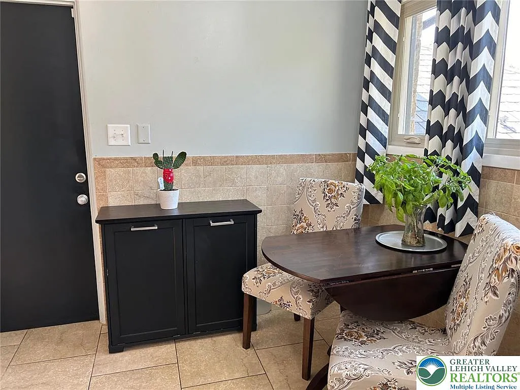 4 bed, 2.0 bath, 2012 sqft, $3,350 — Photo 4