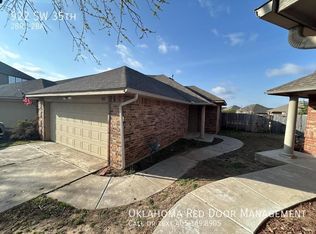 922 SW 35th St, Moore, OK 73160