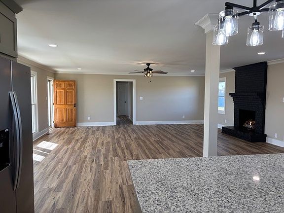 4th image of 25 E Warren Rd