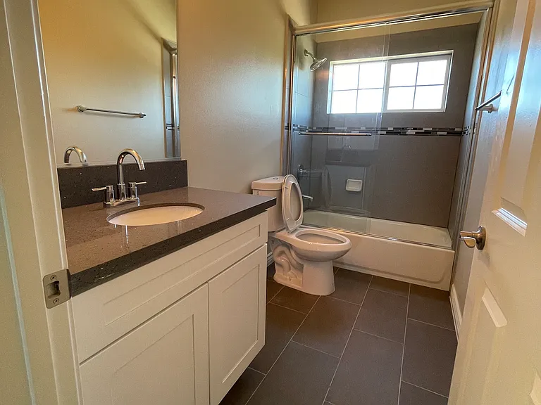 632 E Grand Ave — Photo 12