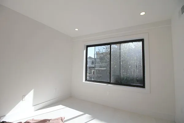 Rented by Elite NY Holdings | media 33