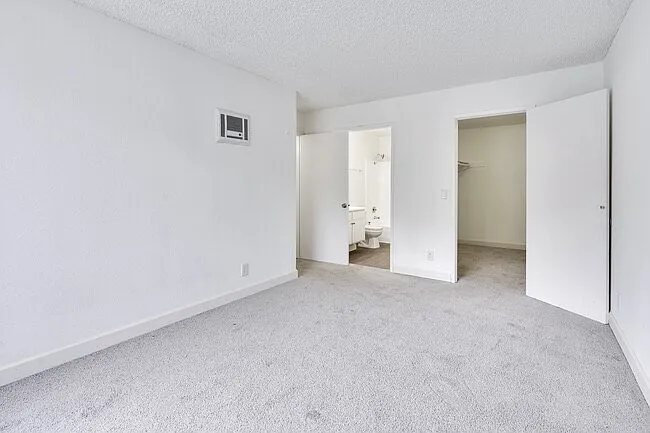 3 bed, 1050 sqft, $3,279 — Photo 2