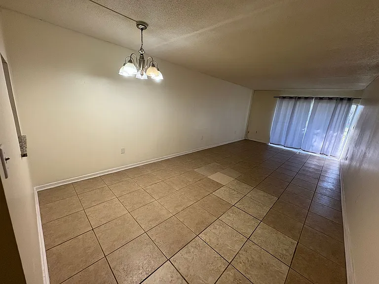 623 N Bay St #5 — Photo 2