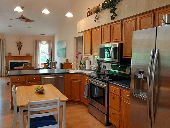 Eat in kitchen with SS appli