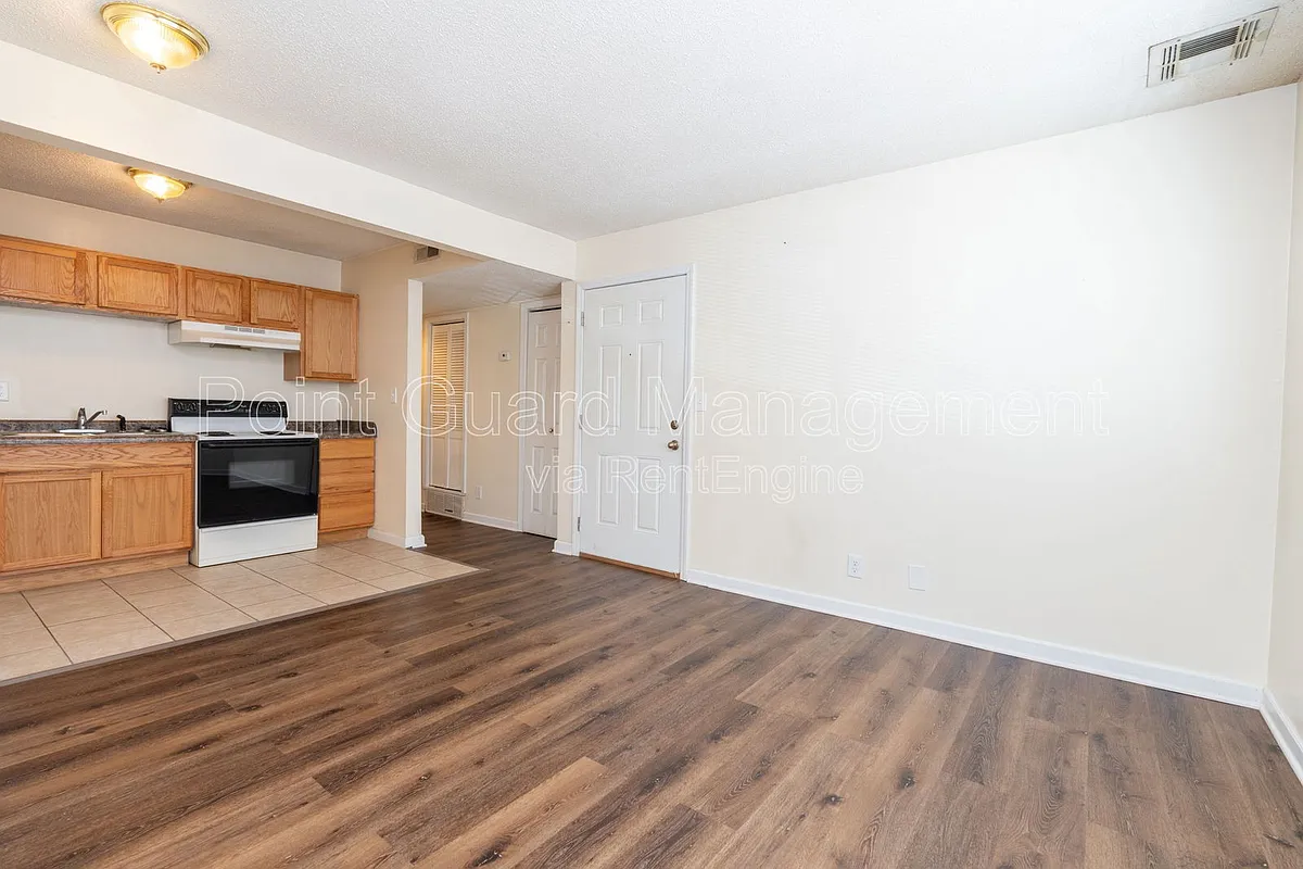 Building Photo - 2114 E 16th St N #102