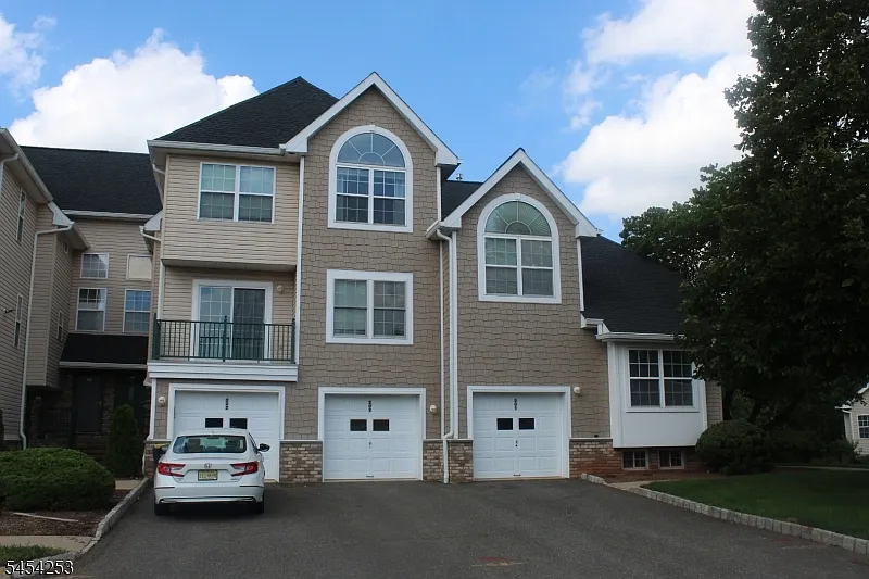 202 Rip Van Dam Ct #202