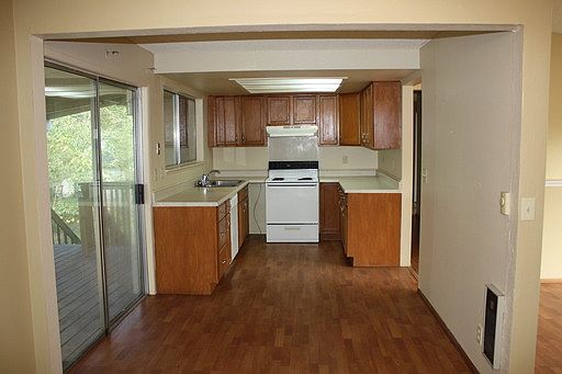 4th image of 704 NE 149th Ave