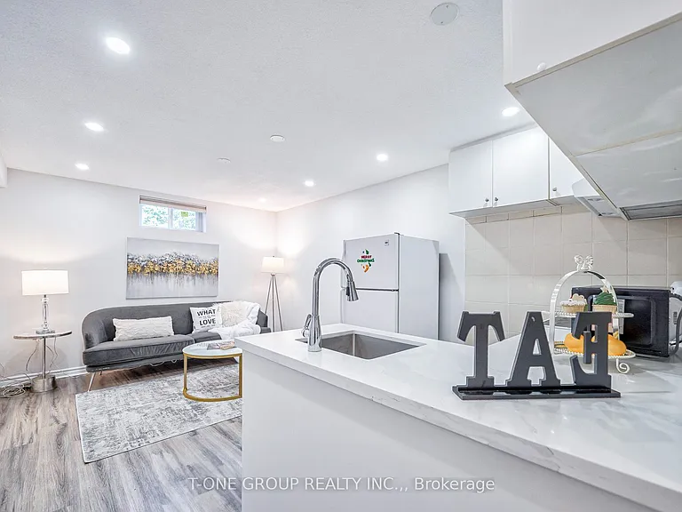 18 Castle Hill Dr — Photo 3