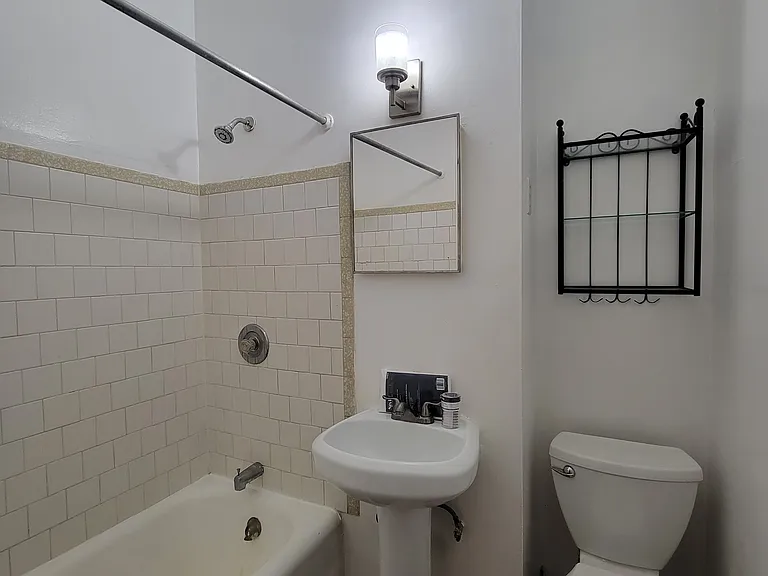 205 16th Ave NE #11 — Photo 2