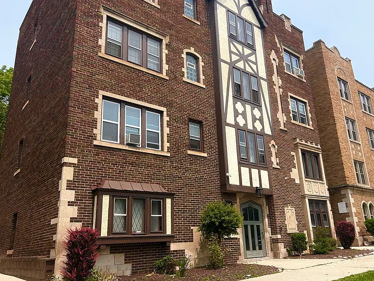 Lower East Side Milwaukee Studio and One bed Apartments- Flexible Lease Terms — Photo 18