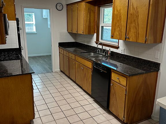 5th image of 404 Singwood Dr