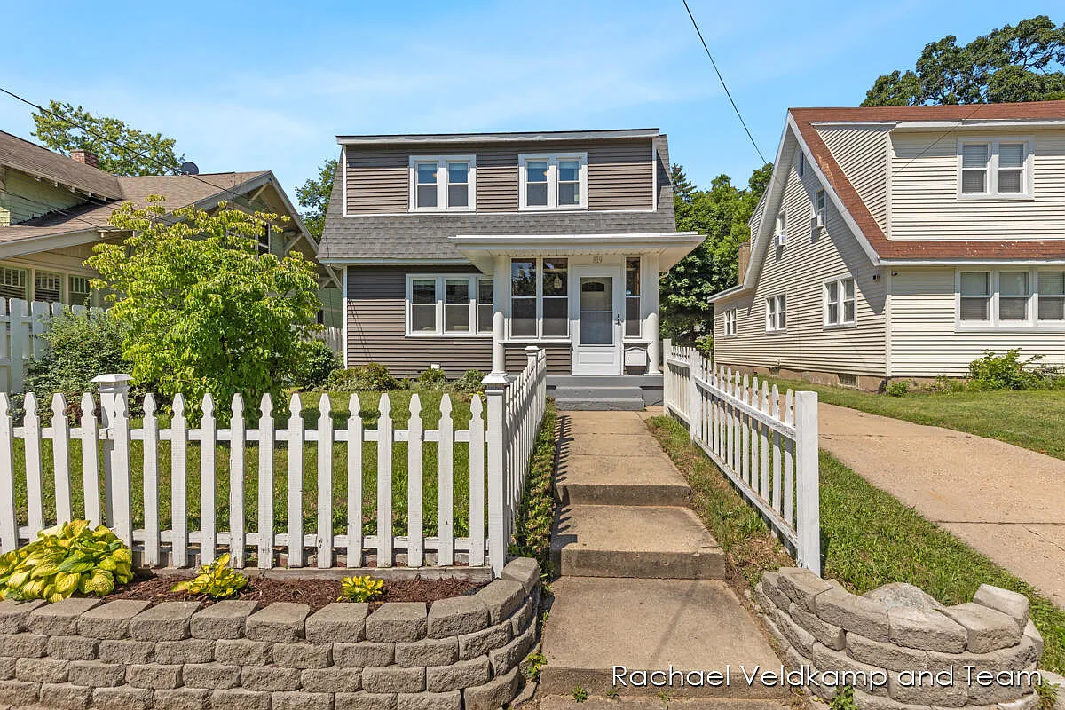 819 Alto Ave SE photo 1