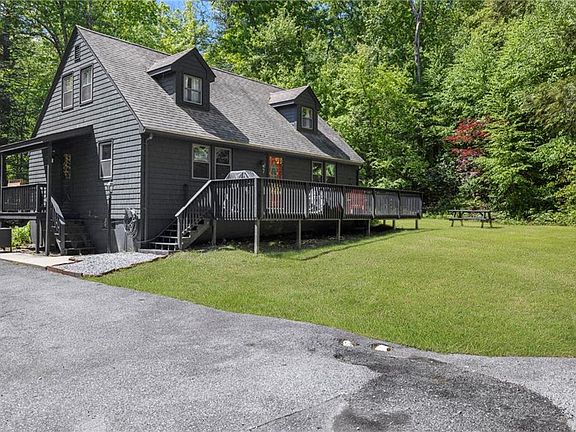 3rd image of 7 Spruce Ridge Dr