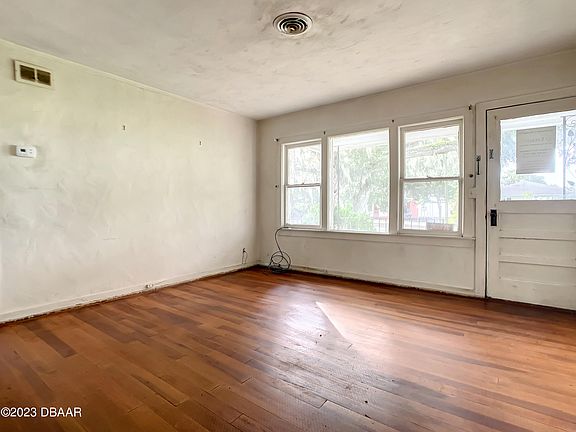 5th image of 172 Flomich St