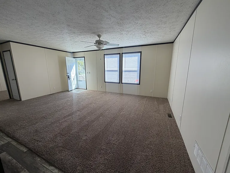 109 E Suffolk Ct — Photo 4
