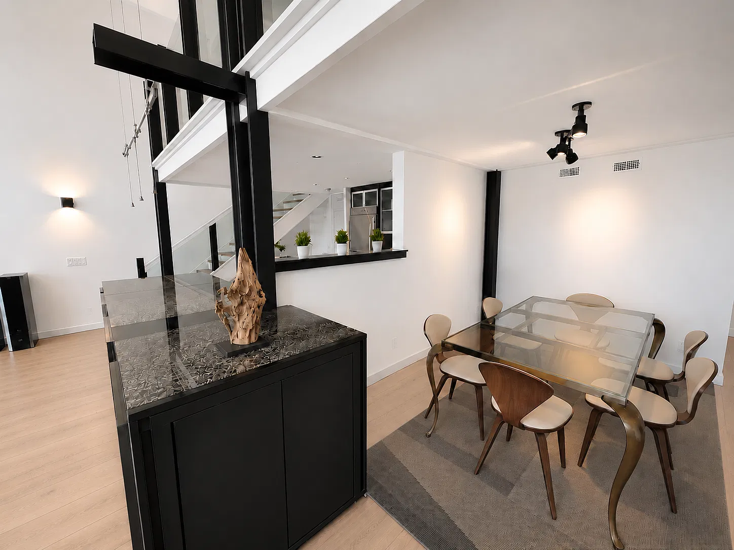 1 bed, 2.5 bath, 1850 sqft, $14,800 — Photo 4