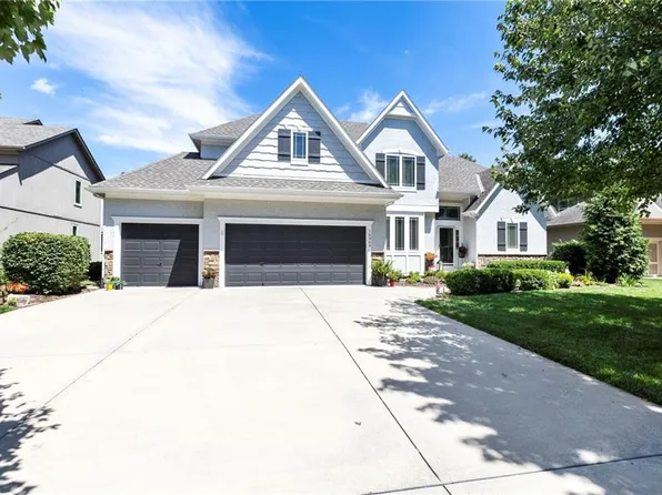 16369 S Woodstone Dr, Olathe, KS 66062