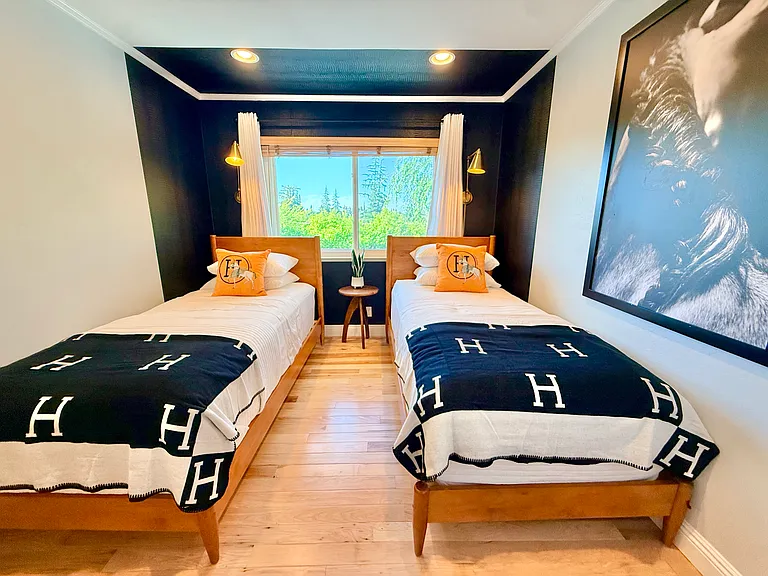 2 Twin XL Beds