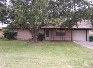 1214 Drake St, Edna, TX 77957
