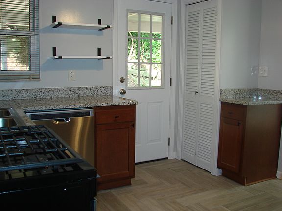 3rd image of 859 Killarney Dr