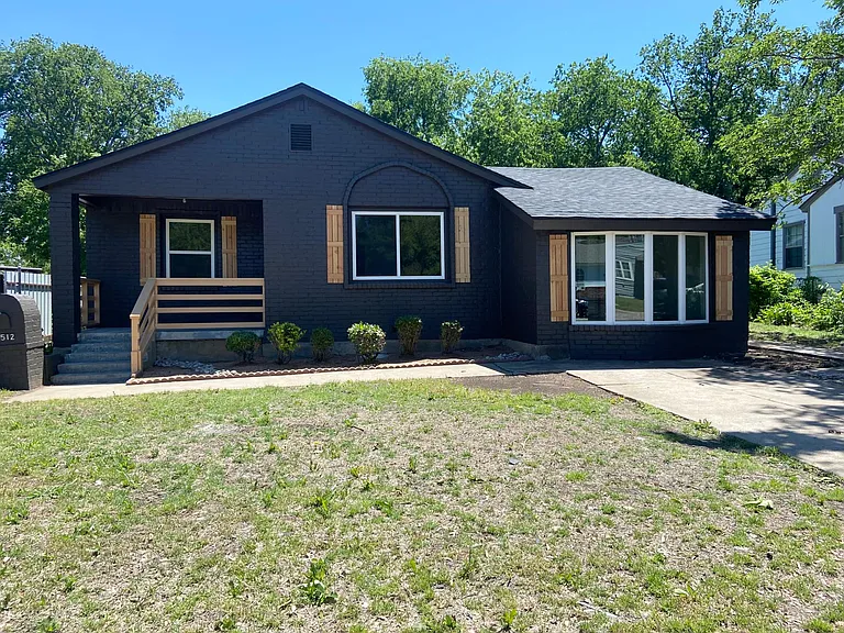 2512 Burton Ave — Photo 1