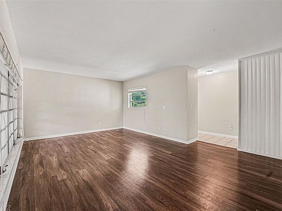 5th image of 521 W Palmeden Dr